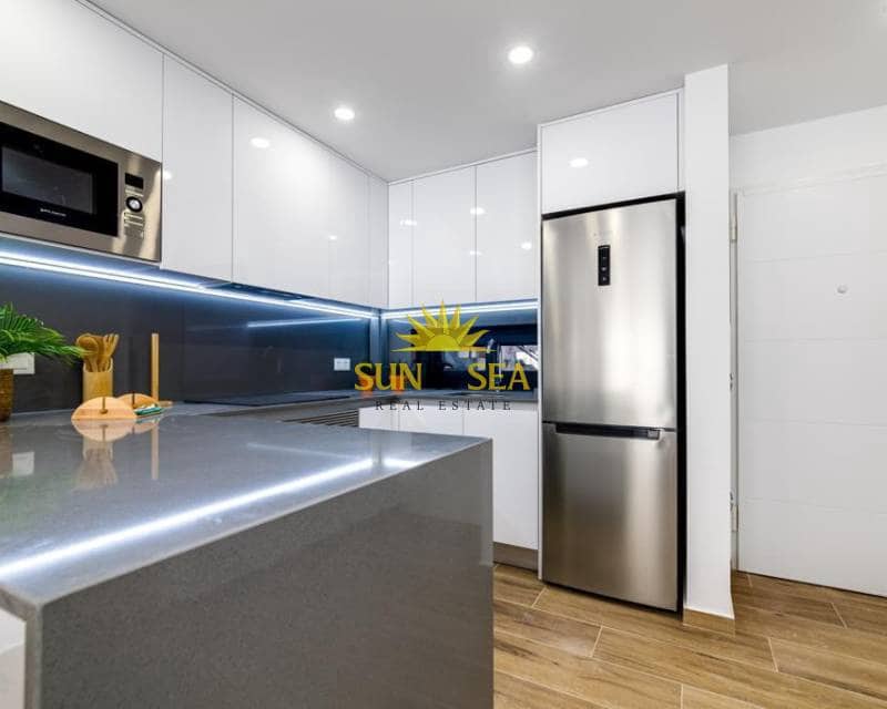 Apartamento de 2 habitaciones en Villamartin en alquiler con piscina - 2.000 € (Ref: 9332754)