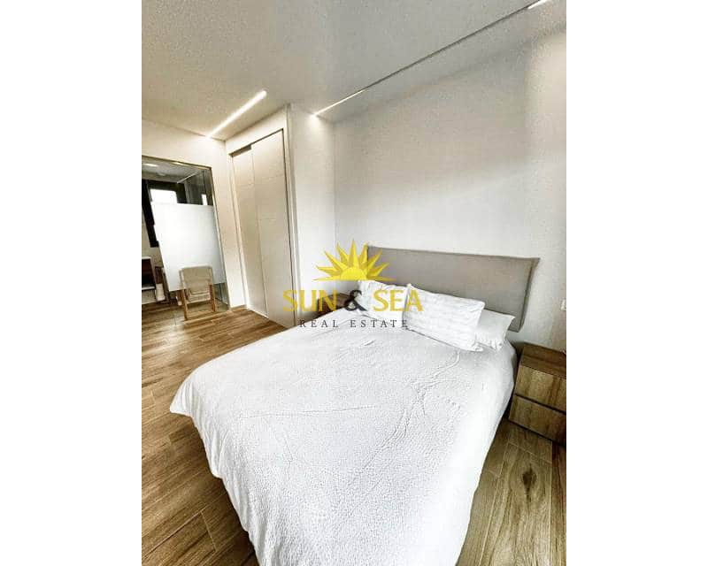 Apartamento de 2 habitaciones en Villamartin en alquiler con piscina - 2.000 € (Ref: 9332754)