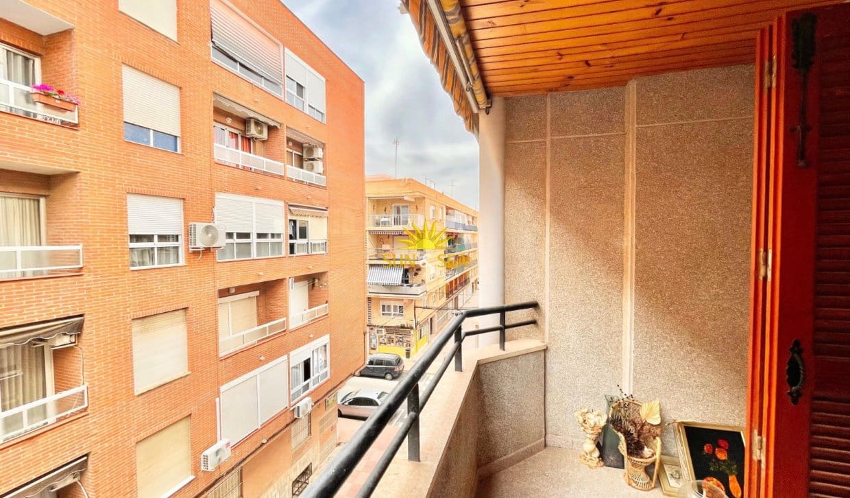 2 Zimmer Apartment zu vermieten in Torrevieja - 800 € (Ref: 9335634)