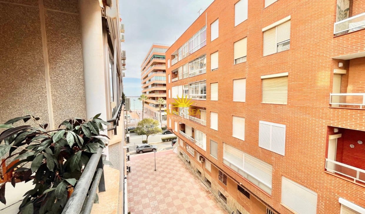 2 Zimmer Apartment zu vermieten in Torrevieja - 800 € (Ref: 9335634)