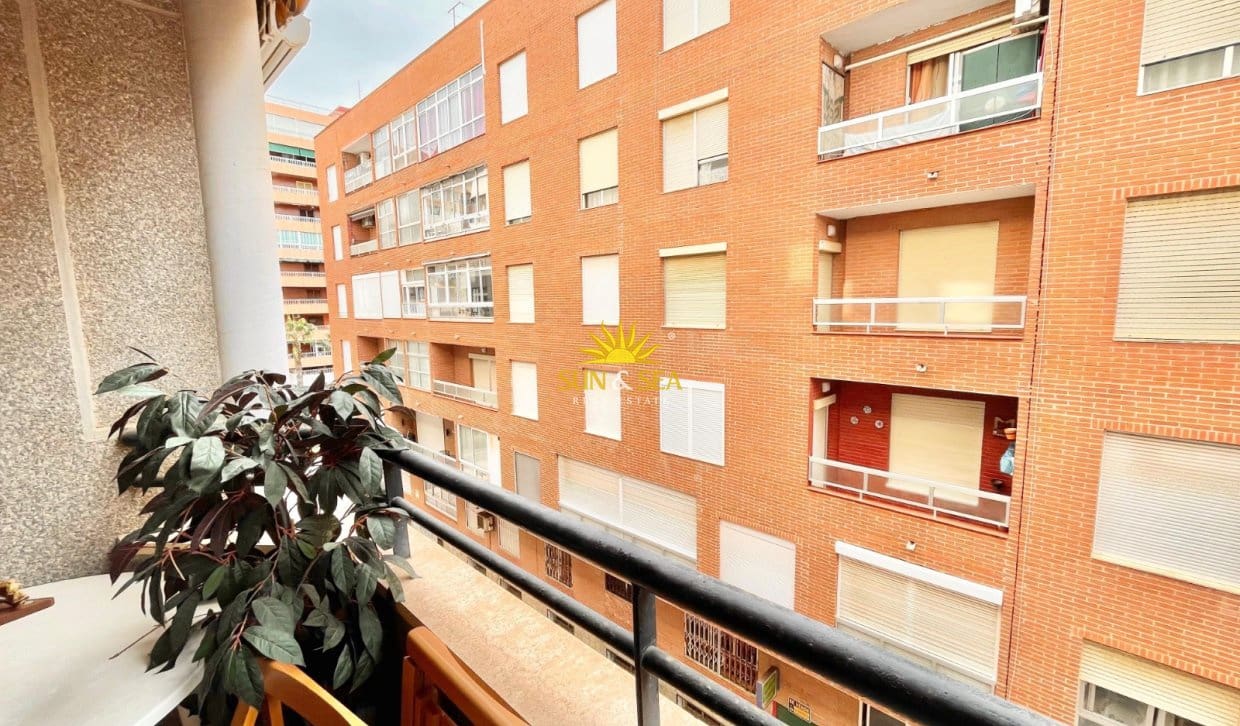 2 Zimmer Apartment zu vermieten in Torrevieja - 800 € (Ref: 9335634)