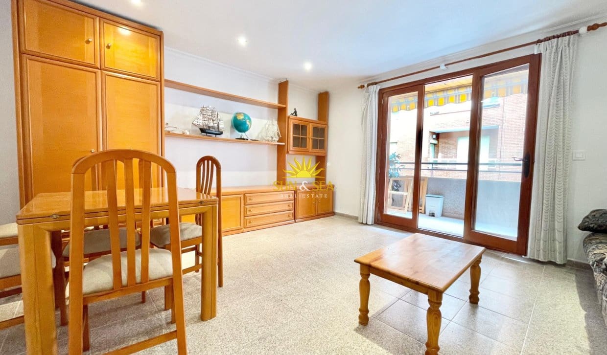 2 Zimmer Apartment zu vermieten in Torrevieja - 800 € (Ref: 9335634)