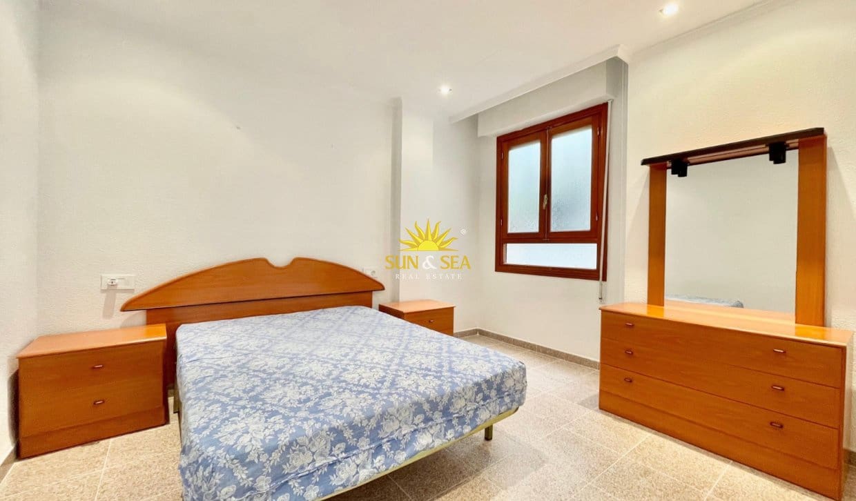 2 Zimmer Apartment zu vermieten in Torrevieja - 800 € (Ref: 9335634)