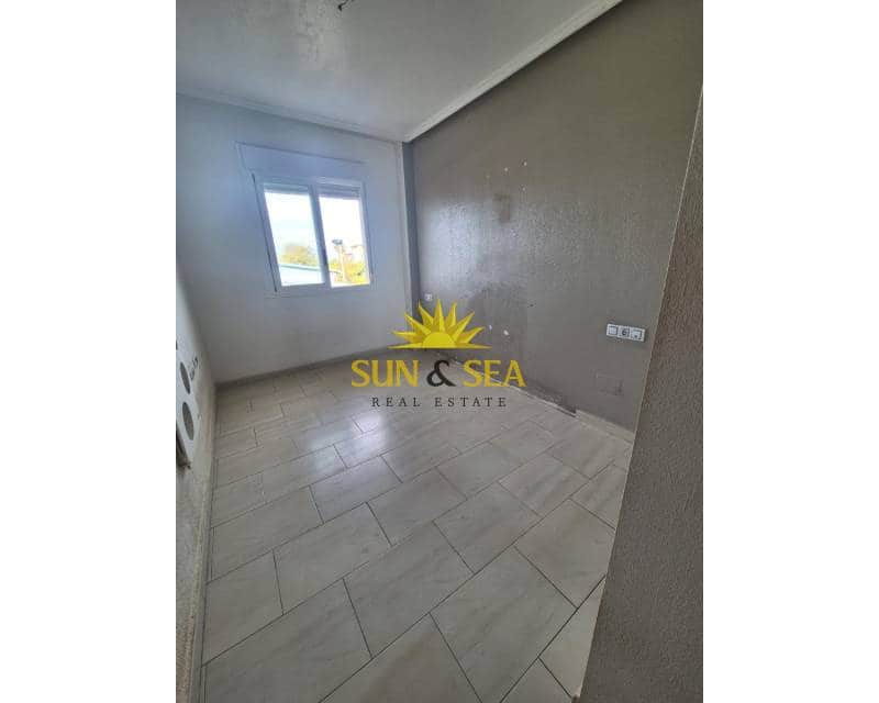 2 makuuhuone Huoneisto myytävänä paikassa Torrevieja mukana uima-altaan - 130 000 € (Ref: 9348468)