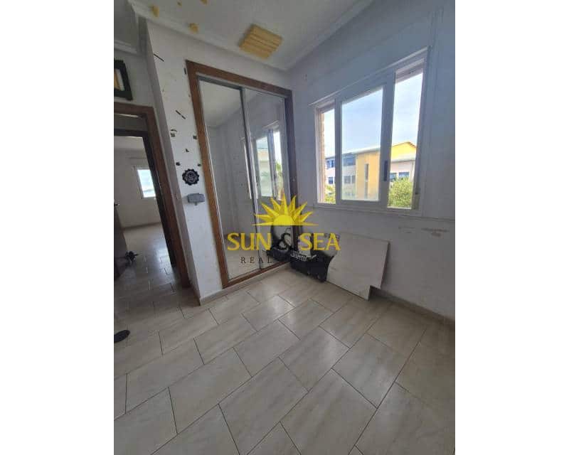 2 makuuhuone Huoneisto myytävänä paikassa Torrevieja mukana uima-altaan - 130 000 € (Ref: 9348468)