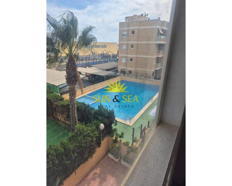 2 makuuhuone Huoneisto myytävänä paikassa Torrevieja mukana uima-altaan - 130 000 € (Ref: 9348468)