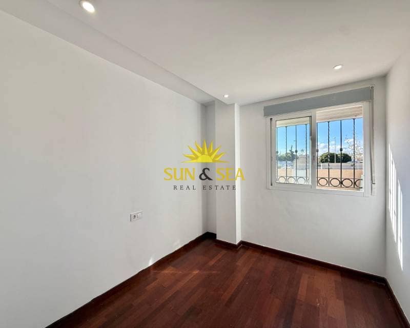 2 makuuhuone Huoneisto myytävänä paikassa Orihuela Costa mukana uima-altaan 
autotalli - 198 000 € (Ref: 9369175)