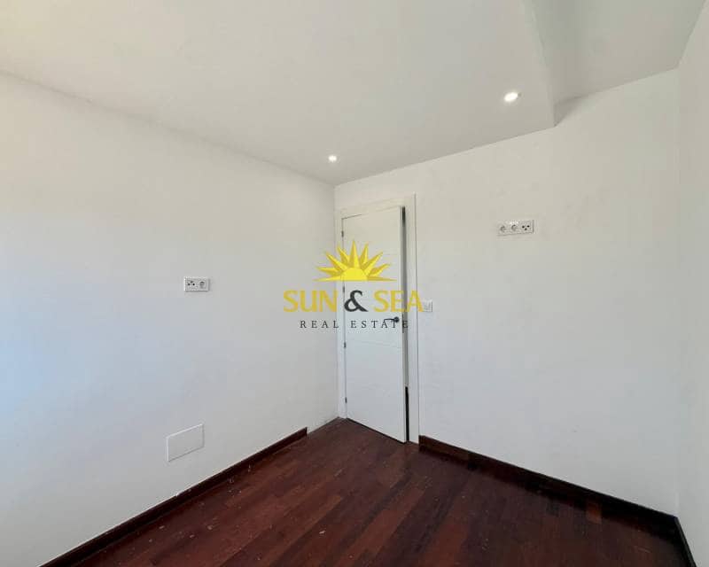 2 makuuhuone Huoneisto myytävänä paikassa Orihuela Costa mukana uima-altaan 
autotalli - 198 000 € (Ref: 9369175)