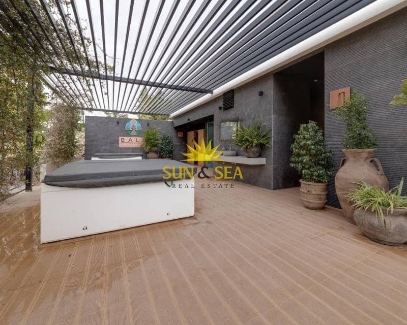 2 bedroom Apartment for rent in Torrevieja with pool - € 1,400 (Ref: 9372318)