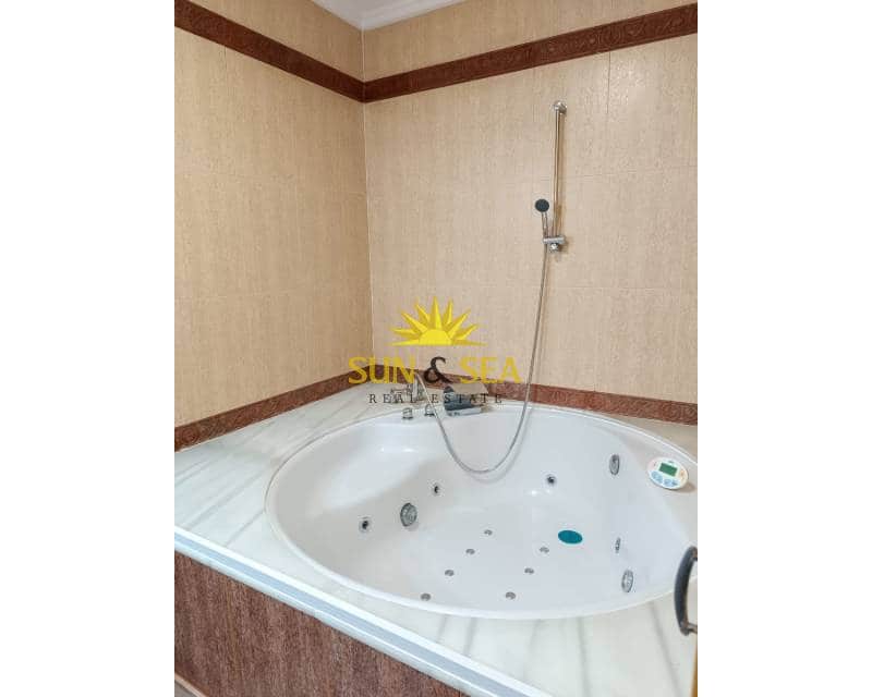 Chalet de 4 habitaciones en Gran Alacant en alquiler con piscina garaje - 3.000 € (Ref: 9374061)