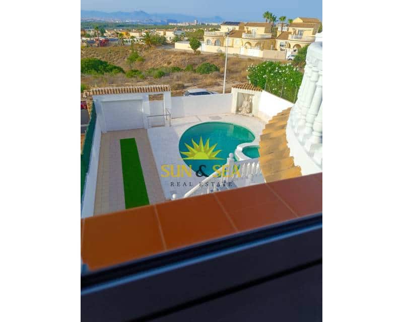 Chalet de 4 habitaciones en Gran Alacant en alquiler con piscina garaje - 3.000 € (Ref: 9374061)