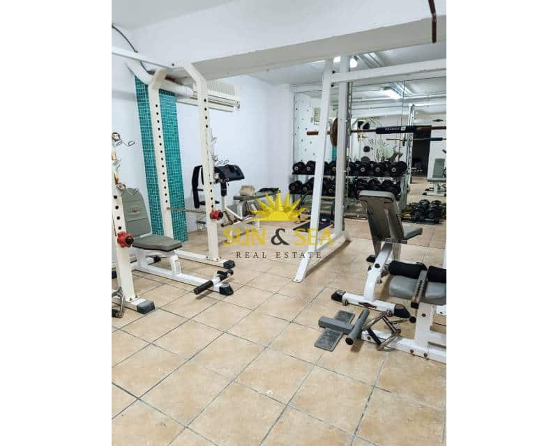 Chalet de 4 habitaciones en Gran Alacant en alquiler con piscina garaje - 3.000 € (Ref: 9374061)