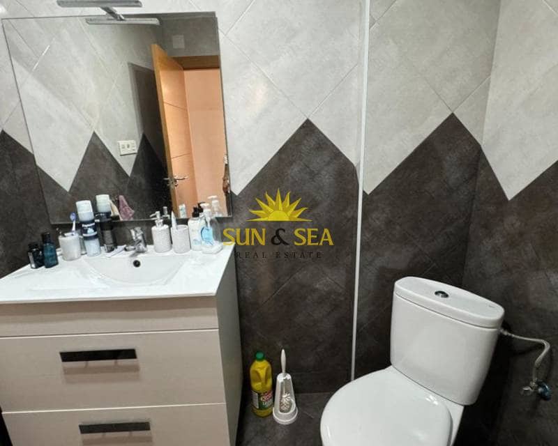 3 makuuhuone Huoneisto myytävänä paikassa Torrevieja mukana uima-altaan - 300 000 € (Ref: 9378459)