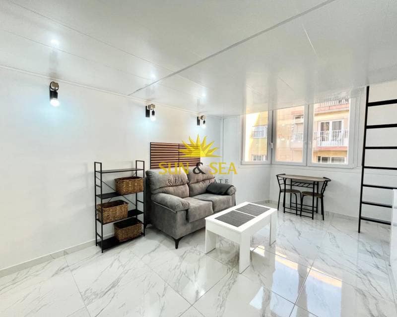 Apartamento de 1 habitación en Torrevieja en alquiler - 850 € (Ref: 9380715)