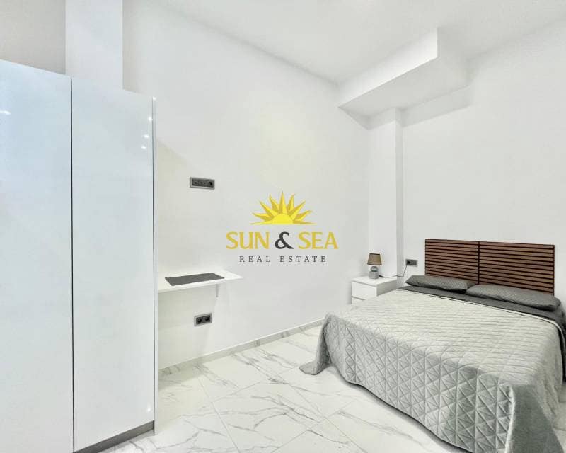 1 soverom Leilighet til leie i Torrevieja - € 900 (Ref: 9380716)