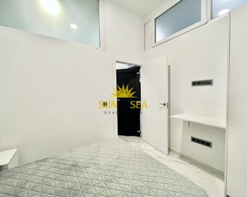 Appartement de 1 chambre à louer à Torrevieja - 800 € (Ref: 9380717)