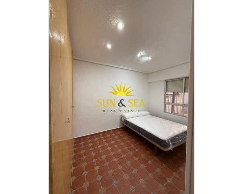 3 bedroom Apartment for rent in Elda - € 700 (Ref: 9389936)