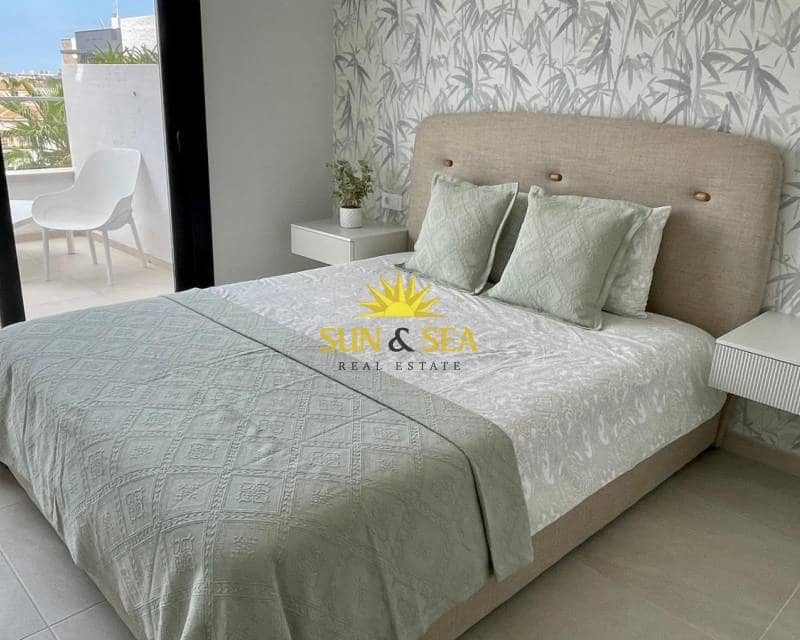 Penthouse de 2 chambres à louer à Playa Flamenca avec piscine garage - 1 800 € (Ref: 9396751)