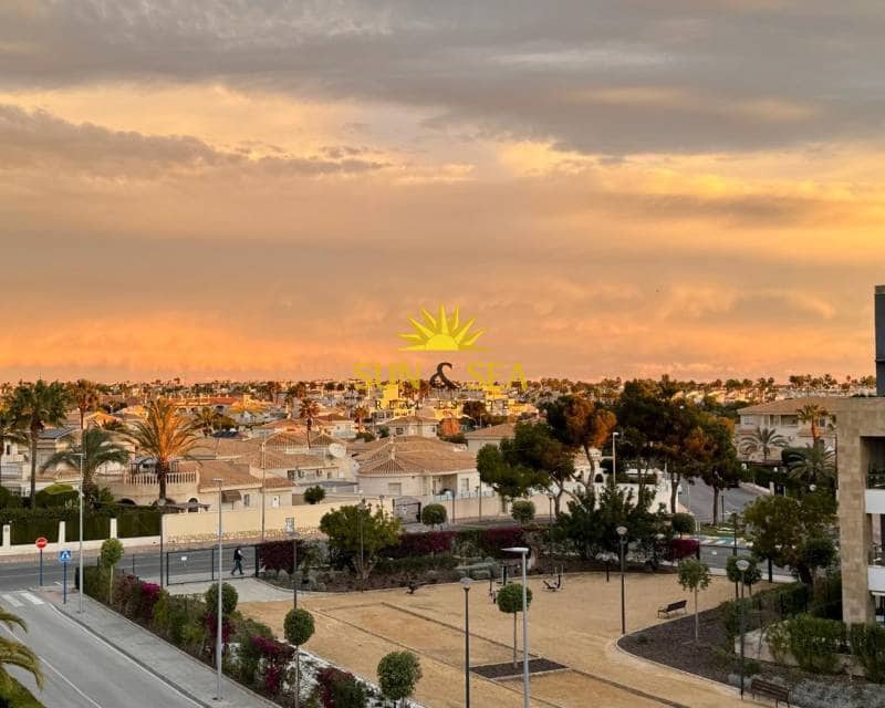 Penthouse de 2 chambres à louer à Playa Flamenca avec piscine garage - 1 800 € (Ref: 9396751)