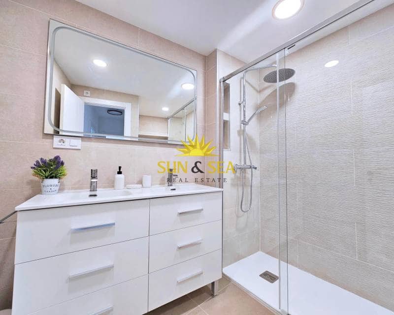 4 soveværelse Lejlighed til leje i La Manga del Mar Menor med swimmingpool - € 3.000 (Ref: 9400164)