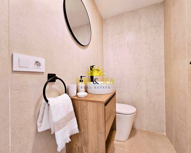 4 soveværelse Lejlighed til leje i La Manga del Mar Menor med swimmingpool - € 3.000 (Ref: 9400164)