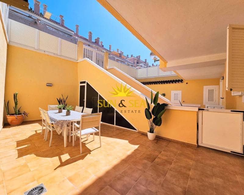 4 soveværelse Lejlighed til leje i La Manga del Mar Menor med swimmingpool - € 3.000 (Ref: 9400164)