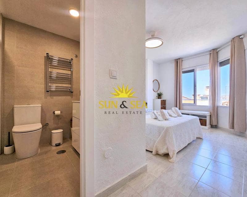 4 soveværelse Lejlighed til leje i La Manga del Mar Menor med swimmingpool - € 3.000 (Ref: 9400164)