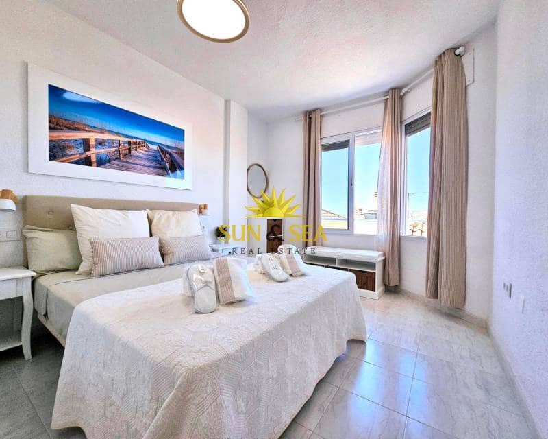 4 soveværelse Lejlighed til leje i La Manga del Mar Menor med swimmingpool - € 3.000 (Ref: 9400164)