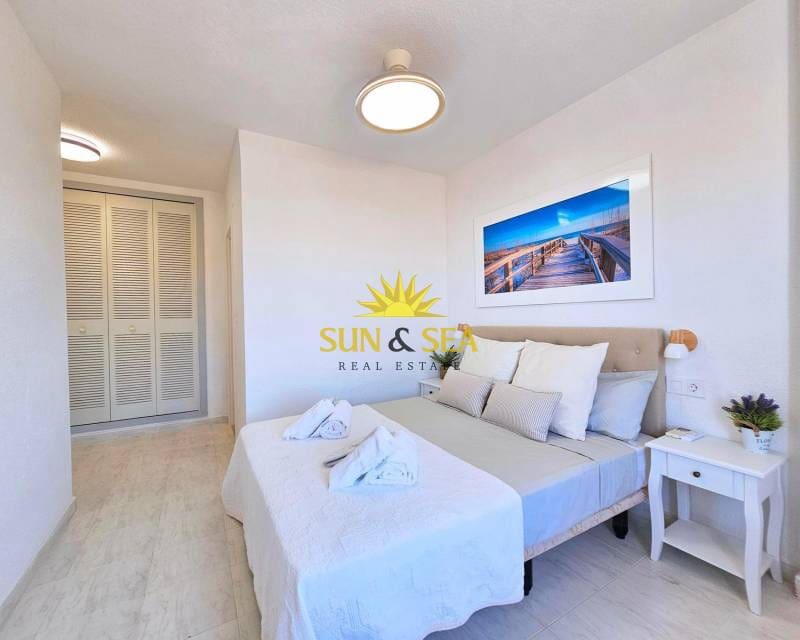 4 soveværelse Lejlighed til leje i La Manga del Mar Menor med swimmingpool - € 3.000 (Ref: 9400164)