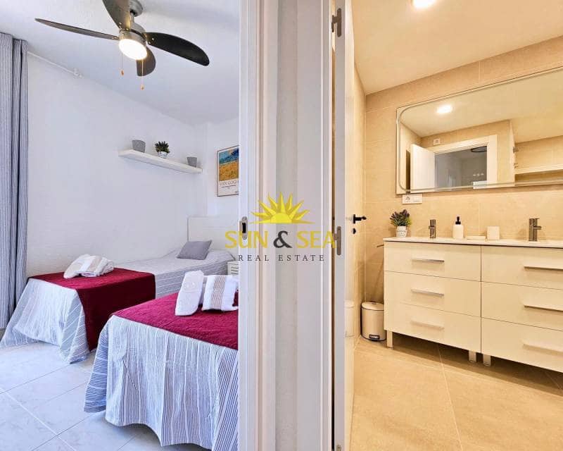 4 soveværelse Lejlighed til leje i La Manga del Mar Menor med swimmingpool - € 3.000 (Ref: 9400164)