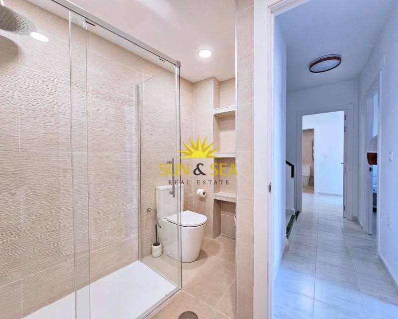 4 soveværelse Lejlighed til leje i La Manga del Mar Menor med swimmingpool - € 3.000 (Ref: 9400164)