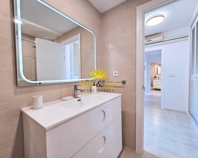 4 soveværelse Lejlighed til leje i La Manga del Mar Menor med swimmingpool - € 3.000 (Ref: 9400164)