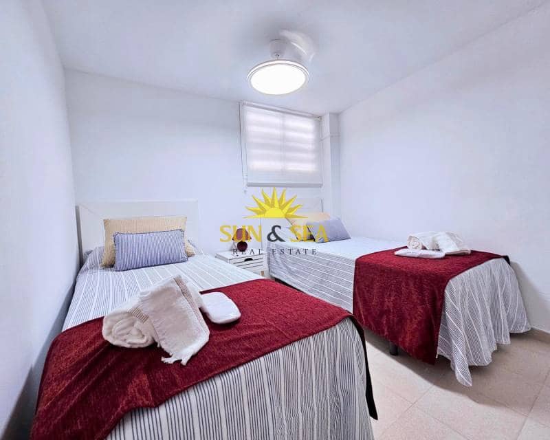 4 soveværelse Lejlighed til leje i La Manga del Mar Menor med swimmingpool - € 3.000 (Ref: 9400164)