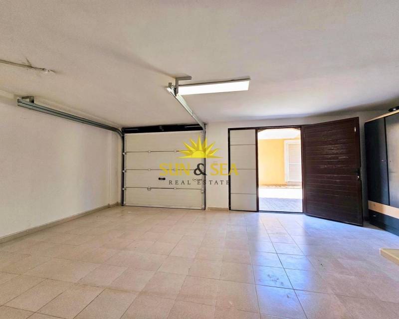 4 soveværelse Lejlighed til leje i La Manga del Mar Menor med swimmingpool - € 3.000 (Ref: 9400164)