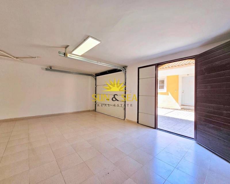 4 soveværelse Lejlighed til leje i La Manga del Mar Menor med swimmingpool - € 3.000 (Ref: 9400164)