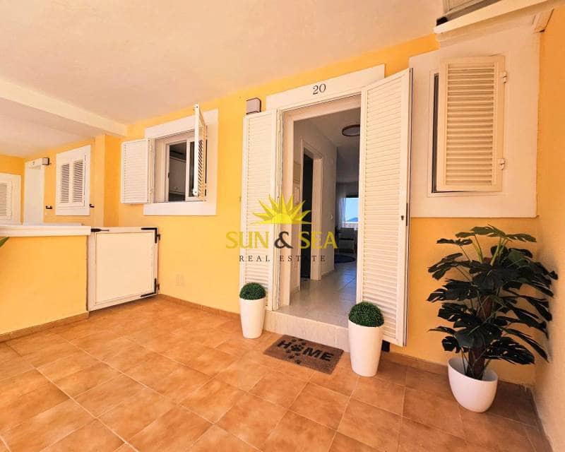 4 soveværelse Lejlighed til leje i La Manga del Mar Menor med swimmingpool - € 3.000 (Ref: 9400164)