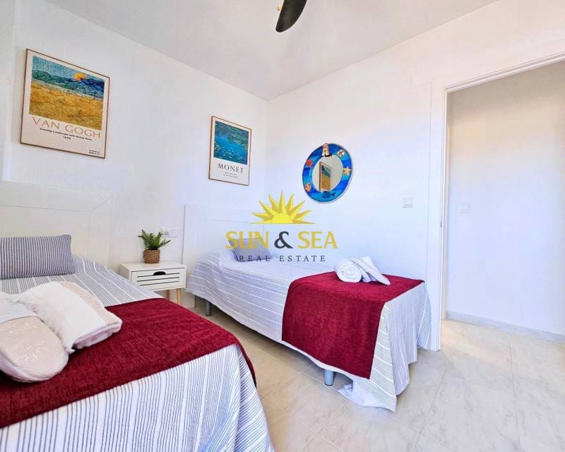 4 soveværelse Lejlighed til leje i La Manga del Mar Menor med swimmingpool - € 3.000 (Ref: 9400164)