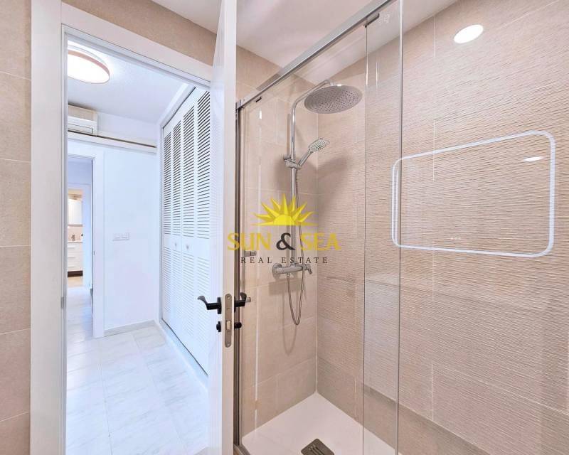 4 soveværelse Lejlighed til leje i La Manga del Mar Menor med swimmingpool - € 3.000 (Ref: 9400164)