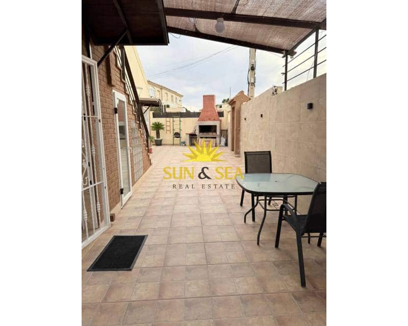 5 slaapkamer Villa te huur in La Mata met garage - € 1.600 (Ref: 9414538)