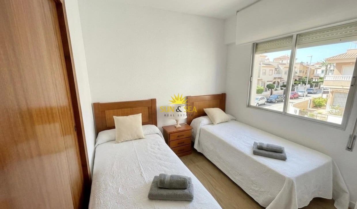 2 bedroom Apartment for rent in Orihuela Costa with pool garage - € 900 (Ref: 9421702)