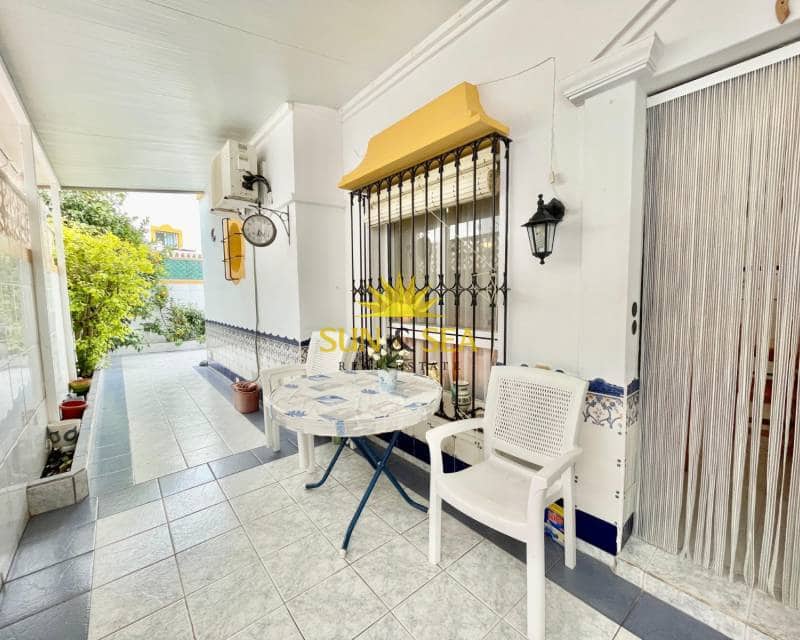2 soverom Villa til leie i Torrevieja med svømmebasseng - € 700 (Ref: 9431844)