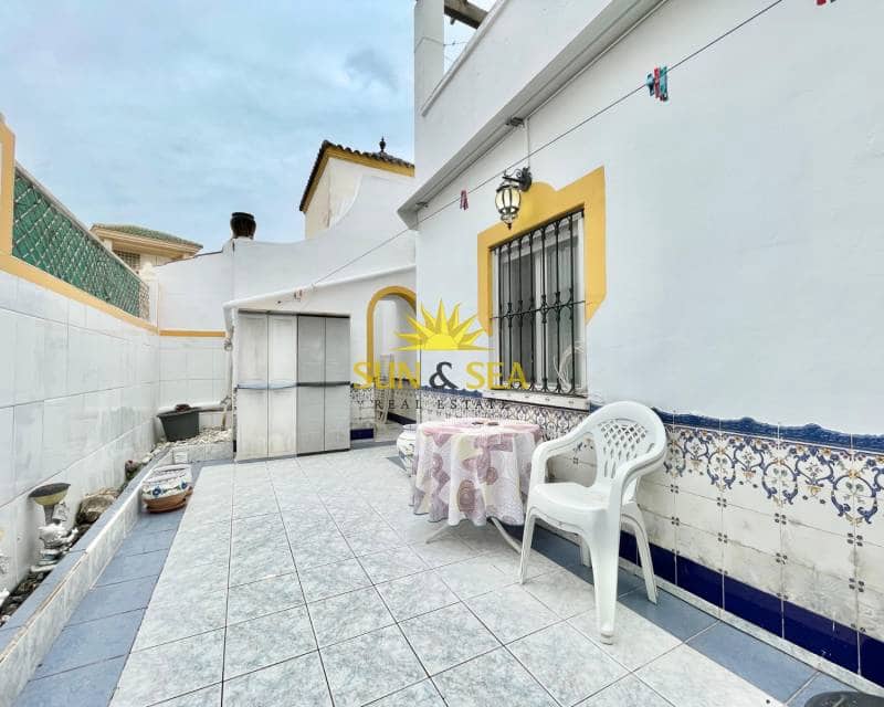 2 soverom Villa til leie i Torrevieja med svømmebasseng - € 700 (Ref: 9431844)
