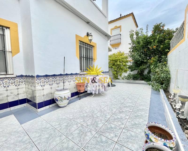 2 soverom Villa til leie i Torrevieja med svømmebasseng - € 700 (Ref: 9431844)