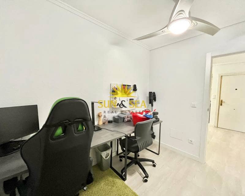 3 soverom Leilighet til leie i Torrevieja - € 950 (Ref: 9432081)