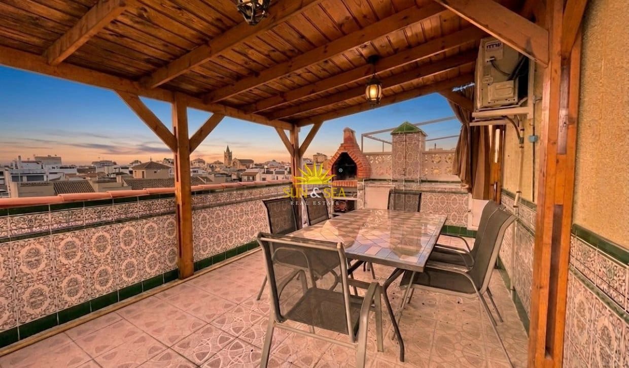Apartamento de 4 habitaciones en Torrevieja en alquiler con piscina - 1.170 € (Ref: 9432737)