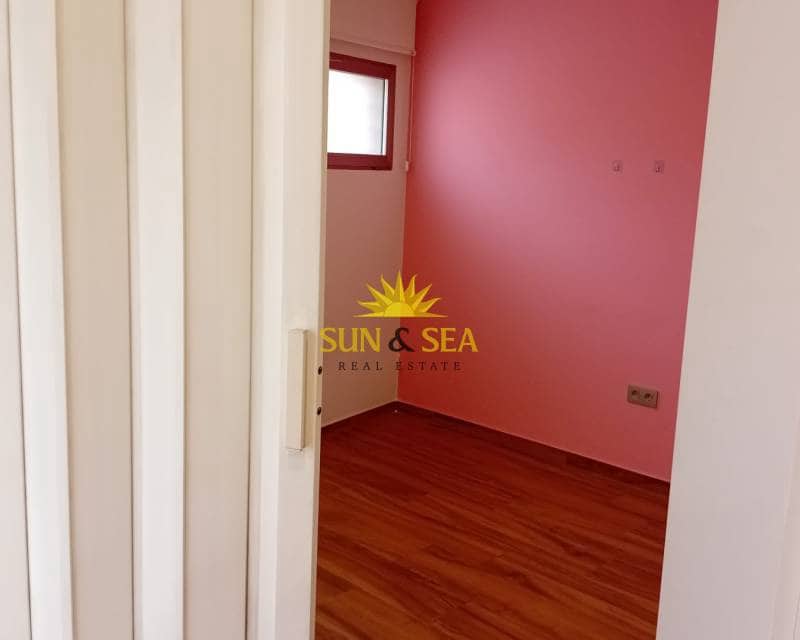 2 soveværelse Erhverv til leje i Cox - € 350 (Ref: 9436483)