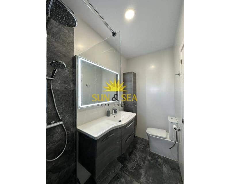 2 makuuhuone Bungalow vuokrattavana paikassa Torrevieja mukana uima-altaan 
autotalli - 1 200 € (Ref: 9447300)