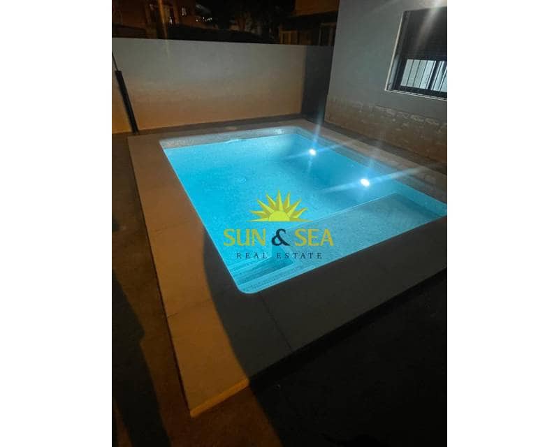 2 makuuhuone Bungalow vuokrattavana paikassa Torrevieja mukana uima-altaan 
autotalli - 1 200 € (Ref: 9447300)