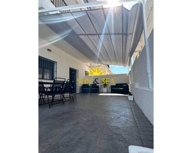 2 makuuhuone Bungalow vuokrattavana paikassa Torrevieja mukana uima-altaan 
autotalli - 1 200 € (Ref: 9447300)