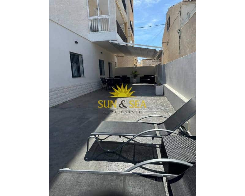 2 makuuhuone Bungalow vuokrattavana paikassa Torrevieja mukana uima-altaan 
autotalli - 1 200 € (Ref: 9447300)